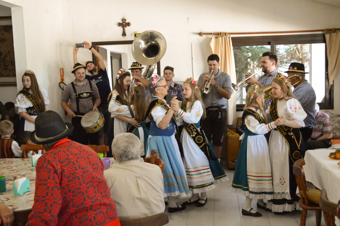 Südoktoberfest tem tarde festiva no Lar de Idosos Santo Antônio