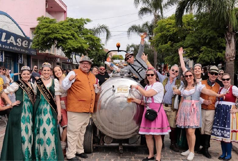 Multidão festeja a cultura no desfile de rua da Südoktoberfest