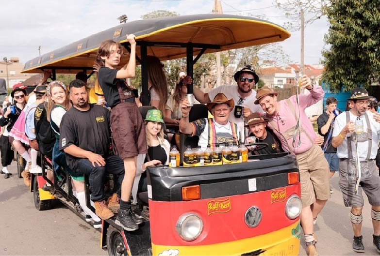 Multidão festeja a cultura no desfile de rua da Südoktoberfest