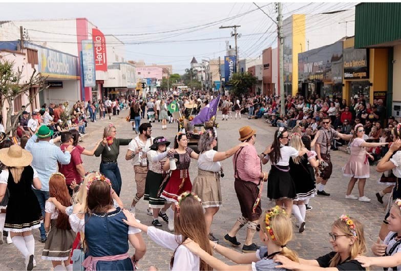 Multidão festeja a cultura no desfile de rua da Südoktoberfest