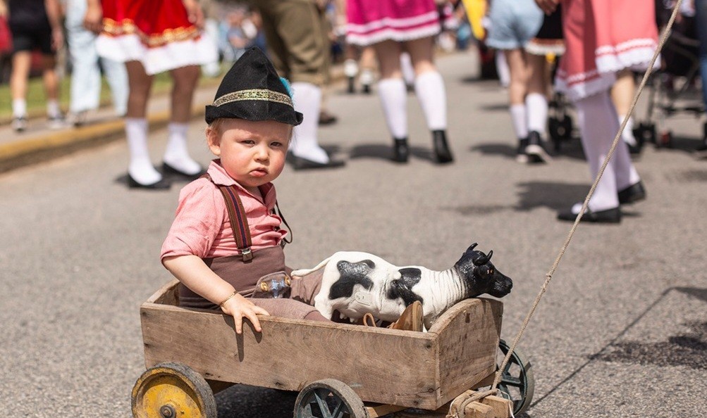 Multidão festeja a cultura no desfile de rua da Südoktoberfest