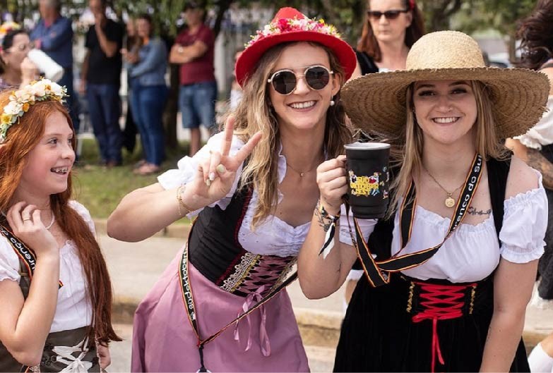 Multidão festeja a cultura no desfile de rua da Südoktoberfest