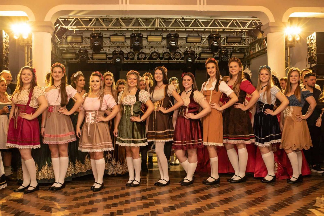 Dez jovens concorrem a rainha da Südoktoberfest