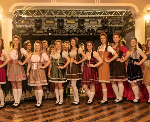 Dez jovens concorrem a rainha da Südoktoberfest